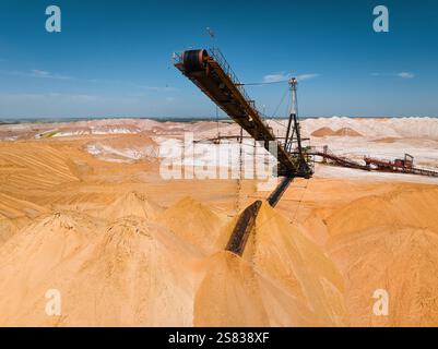Épandeur et gerbeur à courroie pour le transport du sable et du gravier Banque D'Images