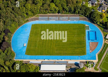 Vue aérienne, stade de football de Bremenstadion et stade d'athlétisme du club de sport tus Ennepetal 1911 e.V., terrain latéral, tribune et piste de course bleue, Banque D'Images