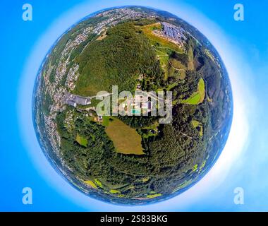 Vue aérienne, piscine extérieure naturelle de Klutertbad dans la zone forestière, globe terrestre, image fisheye, image à 360 degrés, monde minuscule, petite planète, fis Banque D'Images