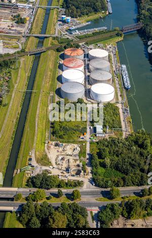 Vue aérienne, port de raffinerie de BP Gelsenkirchen GmbH, parc de réservoirs sur le canal Rhin-Herne avec chantier, Heßler, Gelsenkirchen, région de la Ruhr, Nort Banque D'Images
