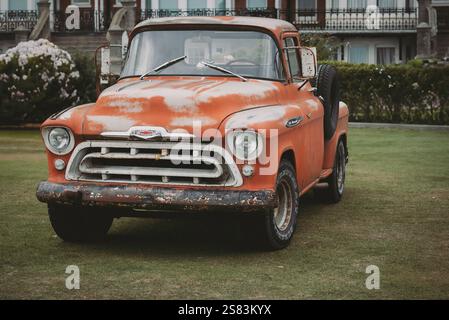 Camion orange vintage garé sur herbe courte Banque D'Images