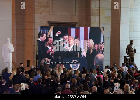 Washington, DC, États-Unis. 20 janvier 2025. Le président AMÉRICAIN Donald Trump embrasse la première dame Melania Trump, à l'écran, lors de la 60e inauguration présidentielle dans le hall de l'émancipation du Capitole américain à Washington, DC, États-Unis, le lundi 20 janvier, 2025. la prestation de serment lundi de Donald Trump marque juste la deuxième fois dans l'histoire des États-Unis qu'un président a perdu son poste et a réussi à revenir au pouvoir - un retour au pouvoir cimentant sa place au sein du Parti républicain comme une figure durable et transformatrice plutôt qu'une aberration à terme. Photographe : Al Drago/Bloomberg crédit : dpa/Alamy Live News Banque D'Images