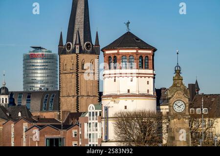 Promenade du Rhin à Düsseldorf, tour du vieux château, basilique de la ville de Lambertus, horloge de niveau d'eau, Tour d'assurance ERGO, Rhénanie du Nord-Westphalie, Banque D'Images