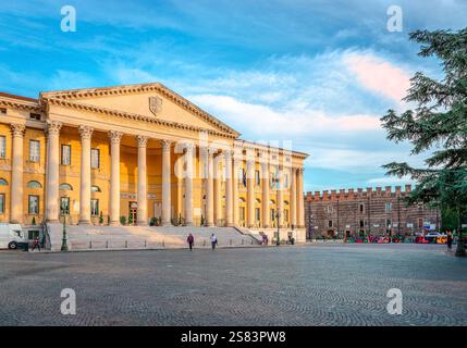 Palazzo Barbieri, un palais néoclassique situé sur la Piazza Bra, Vérone, en Italie, dans le centre de la ville qui sert maintenant de mairie. Banque D'Images