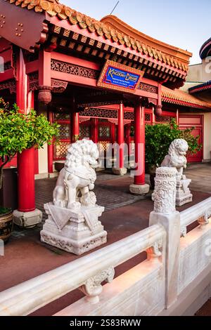 L'entrée d'un restaurant chinois est décorée de deux statues de lion. L'entrée est rouge et blanche, et les statues sont blanches Banque D'Images