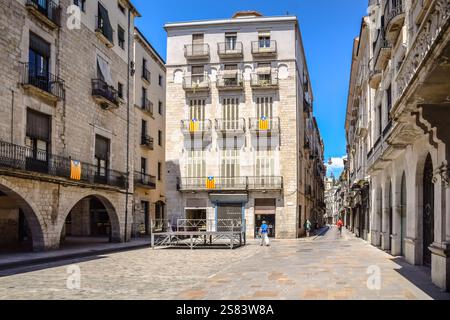 Charmantes maisons en pierre sur la place du vin (Placa del VI), Gérone, Catalogne, Espagne. Banque D'Images