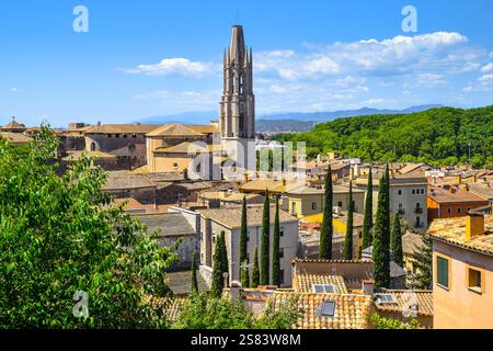 Vue aérienne panoramique de Gérone avec la tour de la Basilique de Sant Feliu visible, Catalogne, Espagne. Banque D'Images