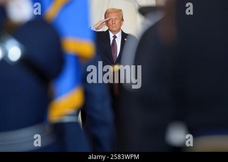 Washington, DC, États-Unis. 20 janvier 2025. Le président AMÉRICAIN Donald Trump salue tout en inspectant les troupes lors de la 60ème inauguration présidentielle dans le hall de l'émancipation du Capitole américain à Washington, DC, États-Unis, le lundi 20 janvier, 2025. le président Donald Trump a lancé son deuxième mandat par un discours inaugural strident qui a promis de donner la priorité aux intérêts des Amériques avec un «âge d'or» pour le pays, tout en prenant «un establishment radical et corrompu». Photographe : Al Drago/Bloomberg crédit : dpa/Alamy Live News Banque D'Images