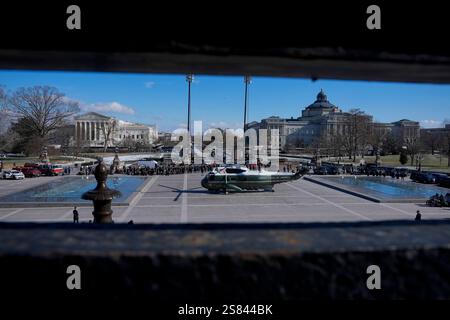 Washington, DC, États-Unis. 20 janvier 2025. 20 janvier 2025 ; Washington, DC, États-Unis ; une foule se rassemble devant le Capitole des États-Unis alors que l'ancien président Joe Biden et l'ancienne première dame Jill Biden se préparent à partir sur Marine One après l'investiture présidentielle de 2025 au Capitole des États-Unis. (Photo de Jack Gruber/Pool/Sipa USA) crédit : Sipa USA/Alamy Live News Banque D'Images