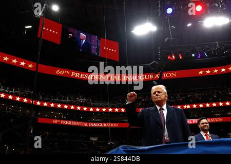 Washington, États-Unis. 20 janvier 2025. WASHINGTON, DC - 20 JANVIER : le président américain Donald Trump fait un geste à la foule lors d'un défilé d'inauguration en salle à Capital One Arena le 20 janvier 2025 à Washington, DC. Donald Trump prend ses fonctions pour son deuxième mandat en tant que 47e président des États-Unis. (Photo de Anna Moneymaker/Getty images) crédit : Abaca Press/Alamy Live News Banque D'Images