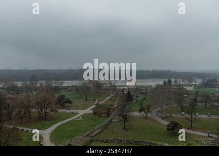 Panoramique aérien Kalemegdan Park vista avec la confluence des rivières Danube et Save en arrière-plan, Belgrade, Serbie Banque D'Images