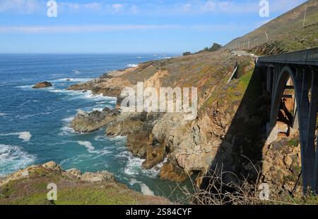 Falaises et pont - Granite Canyon, Californie Banque D'Images