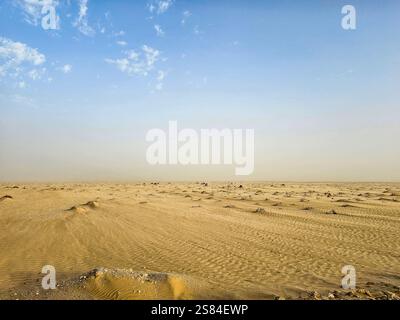 Dunes de sable roulantes du sommet du désert du Sahara Banque D'Images