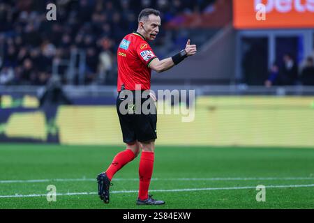 Milan, Italie. 19 janvier 2025. L'arbitre Ermanno Feliciani fait des gestes lors du match de football de Serie A 2024/25 entre le FC Internazionale et l'Empoli FC au stade San Siro. Score final : FC Internazionale 3 -1 Empoli FC crédit : SOPA images Limited/Alamy Live News Banque D'Images