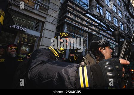 Washington DC, États-Unis. 20 janvier 2025, Washington DC, District of Columbia, États-Unis : une coalition de fiers groupes de garçons défilent dans les rues de Washington DC en soutien à Donald J Trump le jour de son Inaugeration et s’engagent avec les contre-manifestants. (Crédit image : © Dave Decker/ZUMA Press Wire) USAGE ÉDITORIAL SEULEMENT! Non destiné à UN USAGE commercial ! Crédit : ZUMA Press, Inc/Alamy Live News Banque D'Images