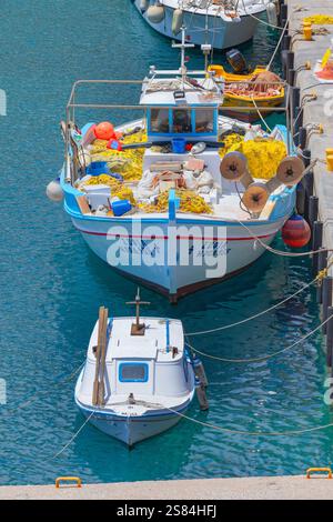 Bateaux de pêche, Livadia, île de Tilos, îles du Dodécanèse, Grèce Banque D'Images