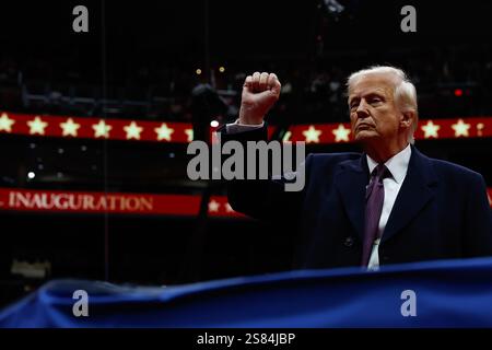 Washington DC, États-Unis. 20 janvier 2025. Washington, DC, États-Unis. 20 janvier 2025. Le président américain Donald Trump fait des gestes à la foule lors d’un défilé d’inauguration en salle à Capital One Arena le 20 janvier 2025 à Washington, DC. Donald Trump prend ses fonctions pour son deuxième mandat en tant que 47e président des États-Unis. Crédit : Anna Moneymaker/Pool via CNP/Media Punch/Alamy Live News crédit : MediaPunch Inc/Alamy Live News Banque D'Images
