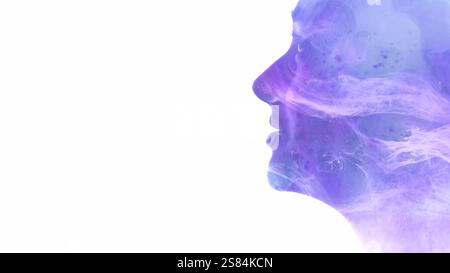 Silhouette spirituelle. Aura d'illumination. Nuage de brume de couleur bleu violet dans le profil de double exposition du visage de femme inspiré isolé sur fond d'espace vide blanc. Banque D'Images