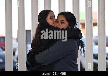 Tijuana, basse Californie, Mexique. 20 janvier 2025. Silvia Martinez, une demandeuse d’asile du Salvador, embrasse sa fille Maria, alors qu’ils attendent leur rendez-vous CBP One avant de traverser le port frontalier d’El Chaparral à Tijuana, au Mexique, le 20 janvier 2025. Lors de son investiture, le président AMÉRICAIN Donald Trump a déclaré qu’il publierait une série de décrets visant à remodeler la citoyenneté et l’immigration en commençant par le processus d’asile, entre autres. (Crédit image : © Carlos A. crédit : ZUMA Press, Inc/Alamy Live News Banque D'Images