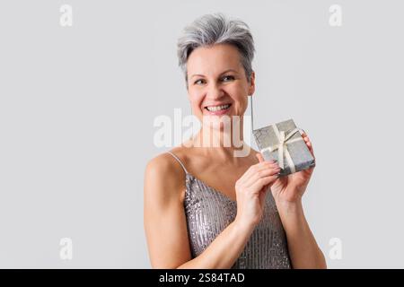 Souriante dame heureuse de 50 ans avec les cheveux gris et la coupe de cheveux courte regardant la caméra Banque D'Images