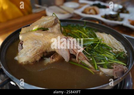 Nourriture coréenne faite en faisant bouillir du poulet entier avec de l'ail et en l'assaisonnant avec du sel Banque D'Images