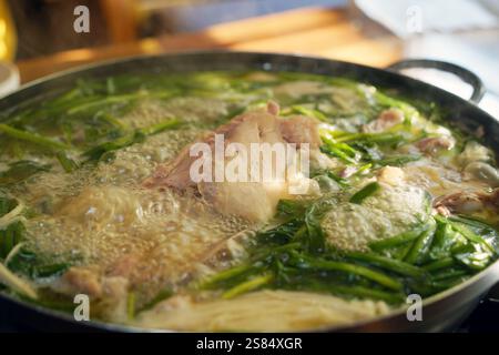 Nourriture coréenne faite en faisant bouillir du poulet entier avec de l'ail et en l'assaisonnant avec du sel Banque D'Images