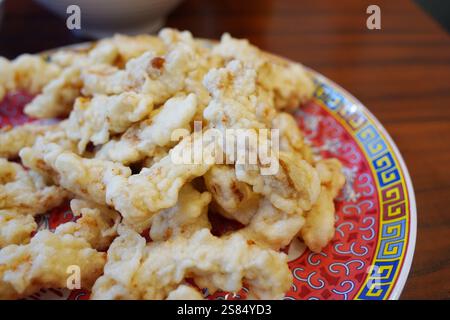 Cuisine coréenne, peau de porc frite dans une sauce aigre-douce Banque D'Images