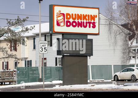 Danville, États-Unis. 20 janvier 2025. Le logo de Dunkin' Donuts est visible sur un panneau à l'extérieur de son restaurant à Danville, en Pennsylvanie. Crédit : SOPA images Limited/Alamy Live News Banque D'Images