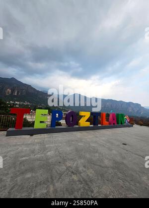 Tepoztlan, Morelos, Mexique - 7 novembre 2024 : ville magique Tepoztlan à Morelos, Mexique. Destination touristique populaire pour son climat chaud et la pyramide Banque D'Images