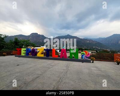 Tepoztlan, Morelos, Mexique - 7 novembre 2024 : ville magique Tepoztlan à Morelos, Mexique. Destination touristique populaire pour son climat chaud et la pyramide Banque D'Images