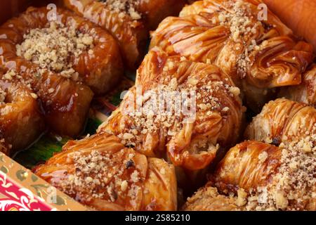 Délicieux dessert baklava servi sur un plateau lors d'une réunion festive dans un cadre traditionnel Banque D'Images