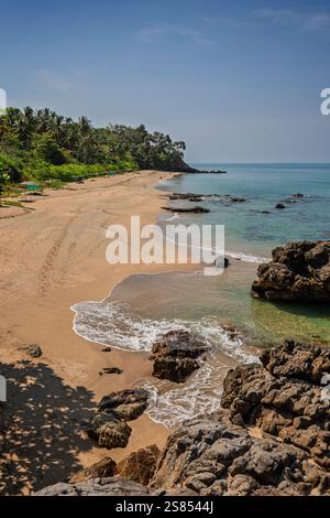 Peu de gens sur la plage idyllique et rocheuse de Nui à Koh Lanta, Thaïlande, par une journée ensoleillée. Beau paysage tropical vu d'en haut. Banque D'Images