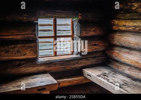 Intérieur lumineux de la cabine rustique en rondins avec des bancs en bois, mettant en valeur l'architecture russe traditionnelle Banque D'Images