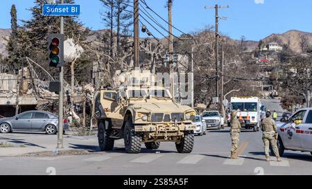 Pacific Palisades, Californie, États-Unis. 16 janvier 2025. La Garde nationale de l'armée AMÉRICAINE stationnée à via de la Paz et Sunset Blvd. Dans Pacific Palisades avec un véhicule MRAP ou M-ATV, destiné à dissuader les pillards et à garder les gens hors de la zone. (Crédit image : © Amy Katz/ZUMA Press Wire) USAGE ÉDITORIAL SEULEMENT! Non destiné à UN USAGE commercial ! Banque D'Images