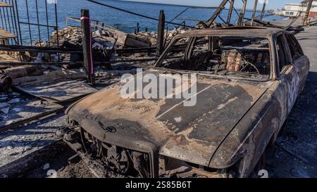 Pacific Palisades, Californie, États-Unis. 16 janvier 2025. Voiture et maison brûlées par l'incendie de Palisades, le long de la Pacific Coast Highway (crédit image : © Amy Katz/ZUMA Press Wire) USAGE ÉDITORIAL SEULEMENT! Non destiné à UN USAGE commercial ! Banque D'Images