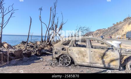 Pacific Palisades, Californie, États-Unis. 16 janvier 2025. Voiture et maison brûlées par l'incendie de Palisades, le long de la Pacific Coast Highway (crédit image : © Amy Katz/ZUMA Press Wire) USAGE ÉDITORIAL SEULEMENT! Non destiné à UN USAGE commercial ! Banque D'Images