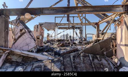 Pacific Palisades, Californie, États-Unis. 16 janvier 2025. Débris d'une propriété qui a brûlé dans l'incendie de Palisades, avec des palmiers brûlés et maintenant une vue dégagée sur l'océan depuis Pacific Coast Highway (crédit image : © Amy Katz/ZUMA Press Wire) USAGE ÉDITORIAL SEULEMENT! Non destiné à UN USAGE commercial ! Banque D'Images