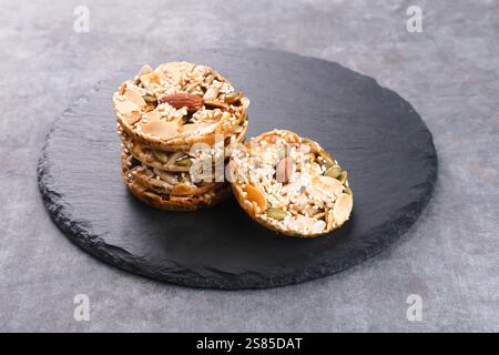 Cookies florentins avec noix mélangées et fruits secs et graines. Sans gluten. Banque D'Images