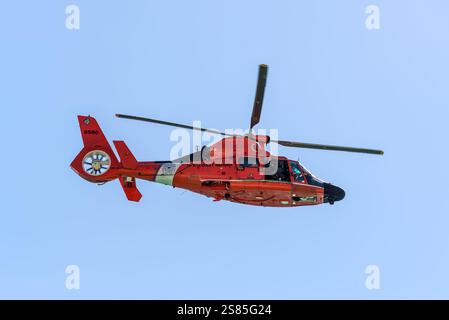 Miami, FL, États-Unis - 30 mars 2024 : Eurocopter MH-65D Dauphin Multi-Mission Cutter 6590 HH-65C L'hélicoptère de la Garde côtière des États-Unis vole le long de la côte Banque D'Images