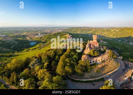 Vue aérienne d'un coucher de soleil d'été sur le château de Cigognola. Cigognola, Oltrepo Pavese, Pavia district, Lombardie, Italie. Banque D'Images