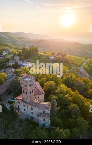 Vue aérienne d'un coucher de soleil d'été sur le château de Cigognola. Cigognola, Oltrepo Pavese, Pavia district, Lombardie, Italie. Banque D'Images