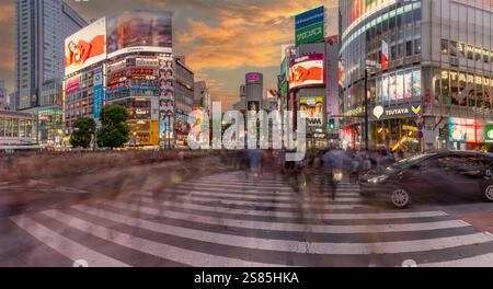 Vue des gens au croisement routier le plus fréquenté du monde, Shibuya Scramble Crossing au coucher du soleil, Minato City, Tokyo, Honshu, Japon Banque D'Images