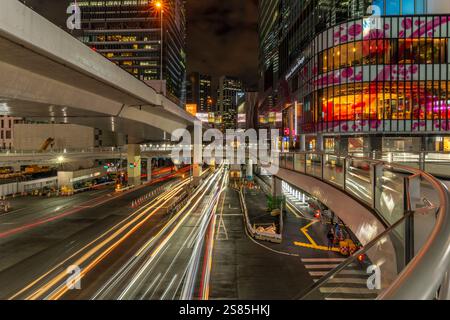 Vue des bâtiments et des feux de piste autour de la gare de Shibuya la nuit, quartier de Shibuya, Kamiyamacho, Shibuya City, Tokyo, Honshu, Japon Banque D'Images
