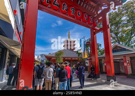Vue de la porte Torii et du temple Senso-ji visible en arrière-plan, Asakusa, Taito City, Tokyo, Honshu, Japon Banque D'Images