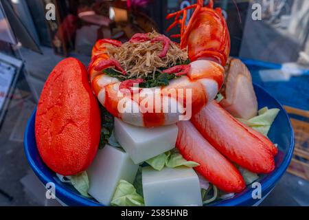 Vue sur un grand plat de fruits de mer à l'extérieur du restaurant à Asakusa, Taito City, Tokyo, Honshu, Japon Banque D'Images