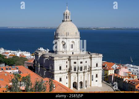 Vue aérienne sur l'église de Santa Engracia convertie en Panthéon National, Lisbonne, Portugal Banque D'Images