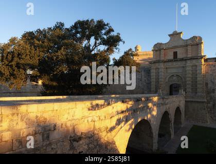 Porte de Mdina au lever du soleil, Mdina, Malte Banque D'Images