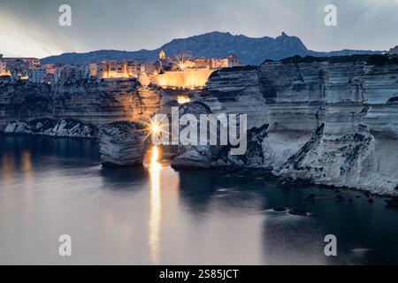 Coucher de soleil sur la ville de Bonifacio, île de Corse, France Banque D'Images