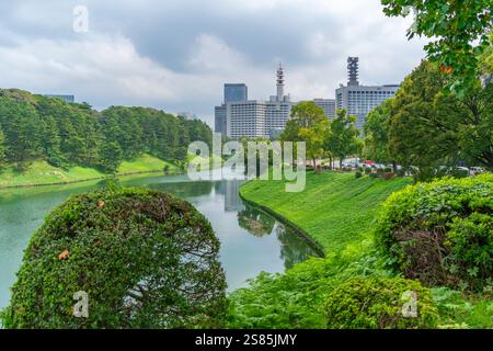 Vue des bâtiments de la ville et des douves Sakuradabori du Palais impérial, Chiyoda, Tokyo, Honshu, Japon Banque D'Images