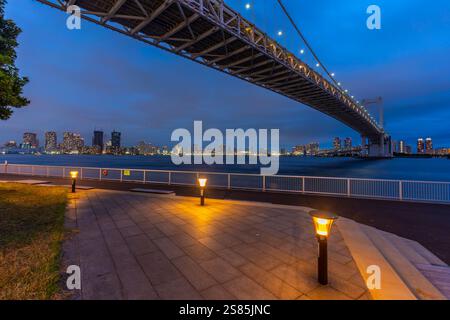 Vue du pont Rainbow et de la ville de Koto en arrière-plan au crépuscule, ville de Minato, Tokyo, Honshu, Japon Banque D'Images